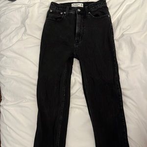 Abercrombie & Fitch Ankle Straight Ultra High Rise Black Jeans. Size 24/00